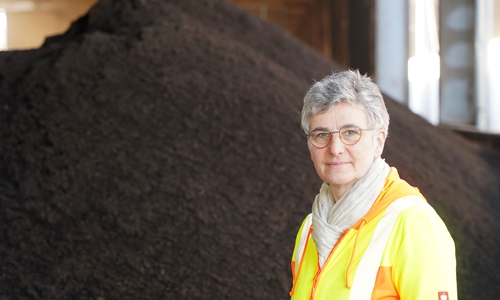 Eva-Maria Pabsch, Geschäftsführerin der Gesellschaft für Biokompost, in der Rottehalle der Kompostieranlage.
