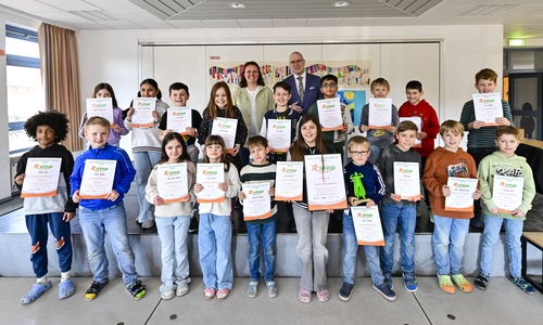 Die Siegerklasse 3b der Grundschule Abbensen nahm ihren Pokal von Stefan Honrath (hinten Mitte), Leiter der BRAWO-Direktion Peine, entgegen. 