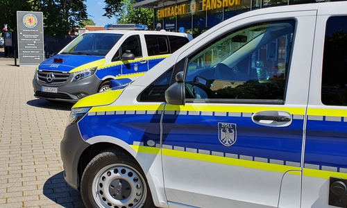 Der Zoll kontrollierte Mitarbeiter des Sicherheitspersonals am Stadion.