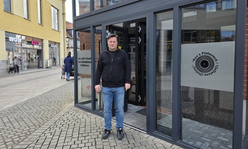 Endlich ist es so weit: Ron Fiedler eröffnet seinen Plattenladen in der Löwenstraße.