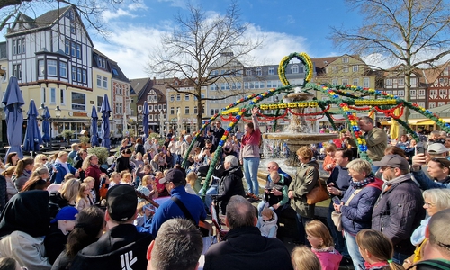 Das Schmücken des Osterbrunnens führt Jahr für Jahr viele Familien zum Historischen Marktplatz in Peine. 