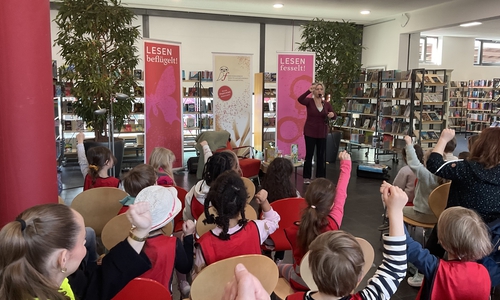 Geschichten und Lieder zum Zuhören und Mitmachen von und mit der Liedermacherin Bettina Göschl in der Stadtbücherei.