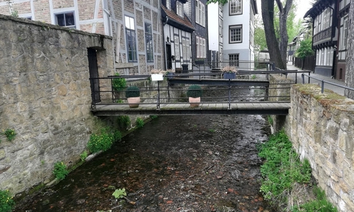 Die Abzucht in Goslar am Pegel Oker – hier eher unscheinbar, bei einem Jahrhunderthochwasser aber eine Gefahr.