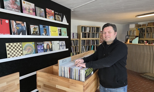 Ron Fiedler freut sich auf die Eröffnung seines Plattenladens in der Wolfenbütteler Innenstadt.