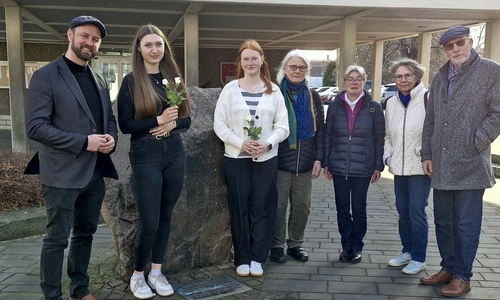 Bürgermeister Malte Schneider (li.) und der Arbeitskreis Stolpersteine und Gedenkarbeit begrüßen das Engagement der Auszubildenden und bedanken sich stellvertretend bei Svenja Gehlhar und Elisa Bauermeister. 