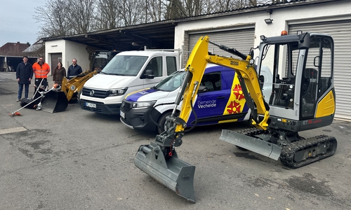 v.l.n.r.: Tobias Grünert (Bürgermeister), Daniel Rühmann (stellvertretender Leiter des Bauhofes), Britta Schwartz-Landeck (Erste Gemeinderätin) und Felix Scholz (Fachdienstleiter Liegenschaftsmanagement) mit den neuen Fahrzeugen auf dem Bauhof