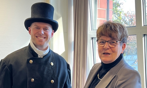 Bezirksschornsteinfeger Tim Robin Smolka mit Kreisrätin Ute Spieler.