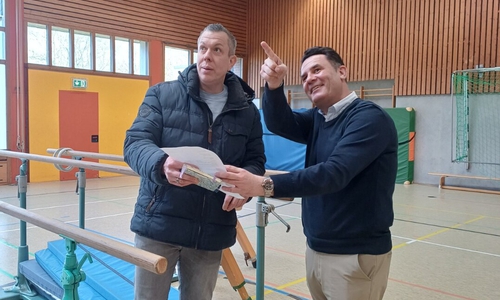 Links Maik Krüger von der Bauverwaltung und Bürgermeister Matthias Nerlich beim Begutachten der Halle.