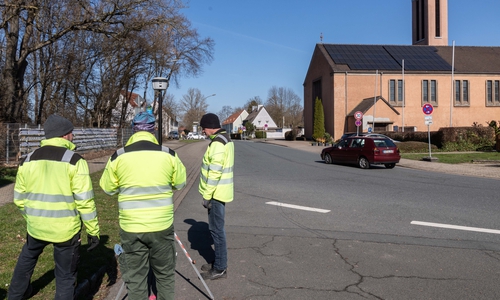 Die Bautelle am Pappeldamm wird nochmal vor der Absperrung vermessen.