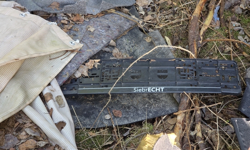 Auch diese Kennzeichenhalterung wurde gefunden.