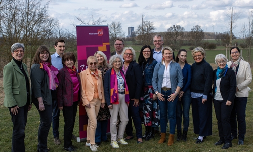 Foto des neuen Vorstands einschließlich der anwesenden Mandatsträger.