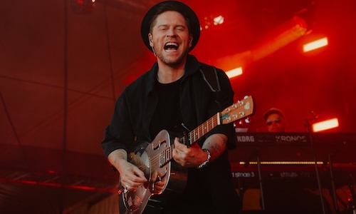 Ein echter Publikumswunsch wird wahr: Johannes Oerding wird am 14. August auf der Bühne der traditionsreichen Rennbahn stehen.