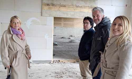 Goslar): Oberbürgermeisterin Urte Schwerdtner (v. li.), Kourosh Zalakzadeh, Daniel Gintaut sowie Mara-Lena Macke freuen sich über die Baufortschritte im Innenbereich der Mehrzweckhalle Oker.