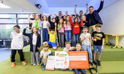 Die Siegerklasse 4c nahm jubelnd ihre Pokale von Michael Wittchow (hinten Mitte), Leiter der BRAWO-Direktion Braunschweig, und Malte Heinemann (hinten r.) Geschäftsführer der fit4future foundation, entgegen.