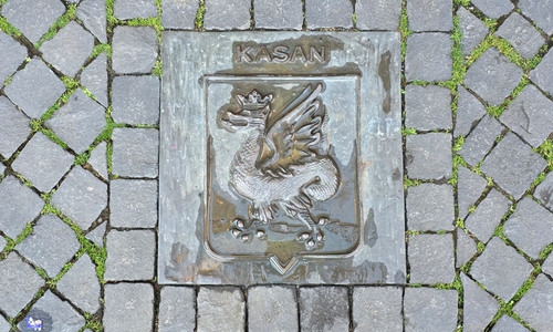 Über die Platte der Partnerstadt Kasan wird diskutiert. 