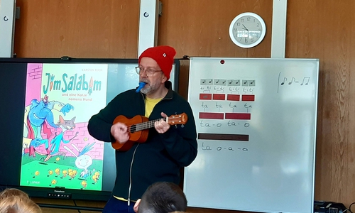 Der Illustrator und Autor Karsten Teich bietet eine Art Multi-Media-Show für die Kinder.