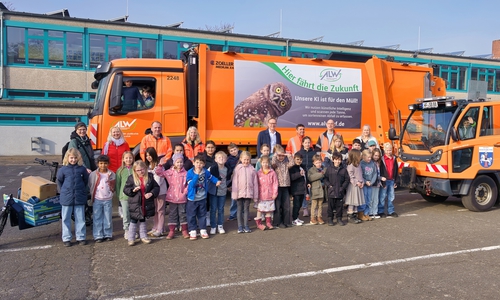 Die Kinder der Wilhelm-Busch-Grundschule bekamen Säcke und Handschuhe für den Stadtputztag. V.l.: Martina Münstermann-Kreifels (Stadt Wolfenbüttel), Nadja Kühn (Wilhelm-Busch-Grundschule), Cord Rohloff, Sandra Wehr (beide ALW), Stadtbaurat Klaus Benscheidt, Patrick Jozwiak,  Andreas Jess ( beide Stadt Wolfenbüttel) und Claudia Rudat (Schulleiterin Wilhelm-Busch-Grundschule), im Vordergrund und in den Fahrzeugen Kinder der Wilhelm-Busch-Grundschule