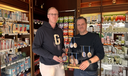 Die Lions-Präsidenten Torben Raeth (links) und Björn Nahler präsentieren in einer der Verkaufsstellen das Lions Osterei 2026