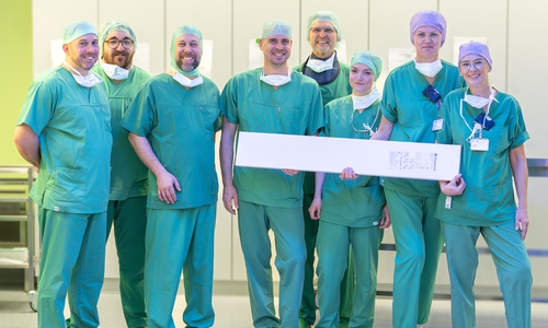 Chefarzt Prof. Dr. Tibor Kempf (3. v. l.) und Oberarzt Dr. Ingo Breitenbach (4. v. l.) mit dem OP-Team des Herzzentrums.