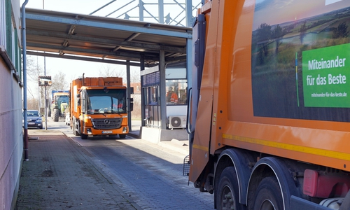 Kommunale Fahrzeuge und Landwirte bei der Einfahrt zur Mülldeponie Bornum im Landkreis Wolfenbüttel.