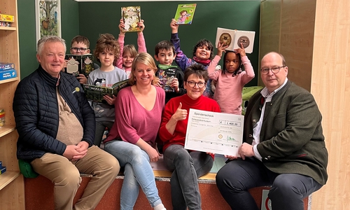 Freuen sich über die neu gestaltete Schulbücherei der Schule am Teichgarten: Schulleiterin Carmen Grüne, Lehrkraft Ronja Grabarse, Schülerinnen und Schüler sowie Dr. Thomas Böckmann und Heiner Kreße vom Rotary Club Salzgitter-Wolfenbüttel.