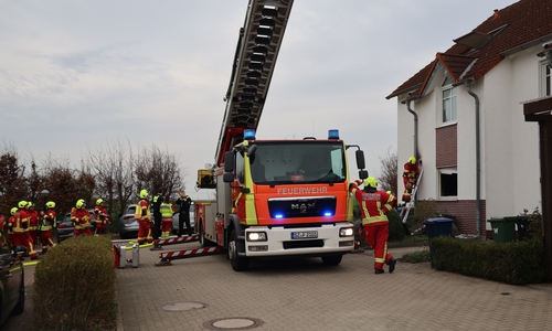 Auch die Drehleiter wurde sicherheitshalber in Stellung gebracht.