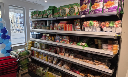 Der Shop bietet verschiedene asiatische Spezialitäten.