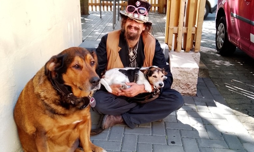 Robert (40 Jahre) Klient des Tagestreffs „Zille“ der Diakonischen Gesellschaft Wohnen und Beraten mit seinen Hunden.