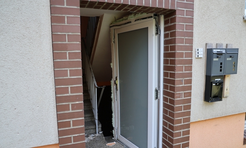 Die Feuerwehr musste die Hauseingangstür aufbrechen. 