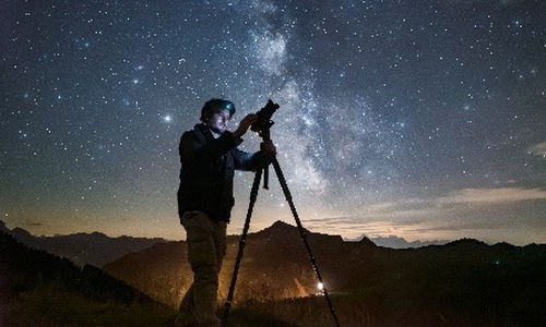 Voltmers preisgekrönte Aufnahmen von Himmelsphänomenen werden weltweit in Galerien, Büchern, Zeitschriften, Filmen sowie im Fernsehen präsentiert.