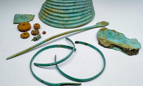 Depotfund von Ahlum (1500–1300 v. Chr.): Auswahl an Funden, Halskragen und Fragmente, Bernsteinperlen, Lockenspirale, Nadelfragmente und Fragmente einer Armspirale.