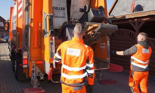 Daniel Gadsinski und Niklas Döring beim Leeren der Biotonnen. Eine Gelbe oder Rote Karte wird an die Tonne gehängt, wenn ein Fehlwurf entdeckt wurde.