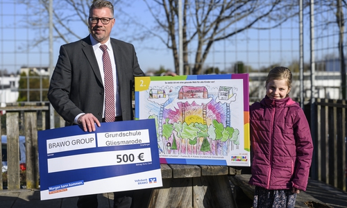 ranka von der Grundschule Gliesmarode belegt den 2. Platz beim Malwettbewerb. Dazu übergab ihr Michael Wittchow, Direktionsleiter Braunschweig der Volksbank BRAWO und Botschafter von United Kids Foundations, ihr Bild sowie einen Scheck für die Klassenkasse.