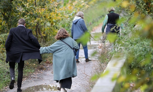 Leute gehen Spazieren (Archiv)
