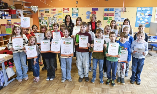 Die Klasse 3b der Grundschule Hasenwinkel freut sich über die von Claudia Kayser (hi. re.), Direktionsleiterin Wolfsburg der Volksbank BRAWO, überreichten Urkunden und Pokal. Foto: Isabell Massel/ Volksbank BRAWO