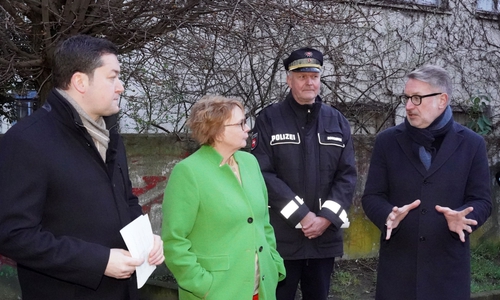 Niedersachsens Ministerin für Inneres, Sport und Digitalisierung, Daniela Behrens, Oberbürgermeister Dr. Thorsten Kornblum (links) Thomas Bodendiek (Inspektionsleiter der Polizeiinspektion Braunschweig) und Stadtbaurat Gerold Leppa beim abendlichen "Sicherheitsrundgang" durch die Innenstadt.