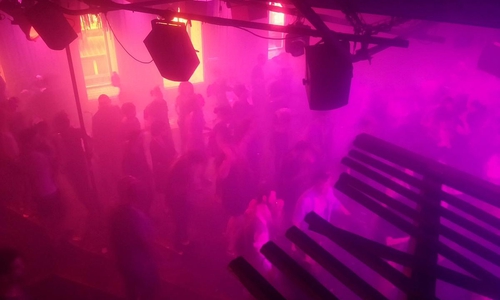 Tanzende in einem Techno-Club (Archiv)