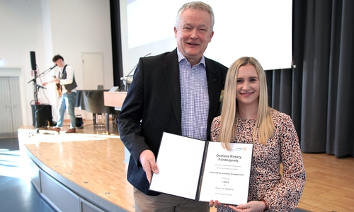 Rotary‑Präsident Dr. Thomas Böckmann überreicht den Förderpreis für besonderes soziales Engagement an die Ostfalia‑Studentin Lisa Steffens.