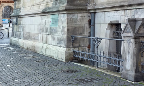 Direkt vor dem Rathaus wurden für die Partnerstädte Platten verlegt. Über eine wird nun diskutiert. 