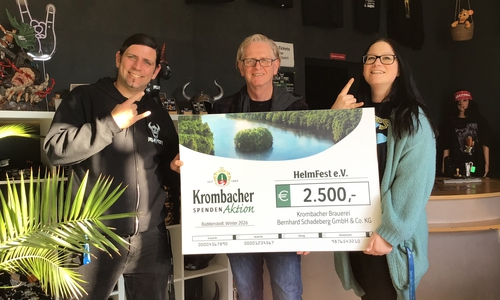 Bei der symbolischen Spendenscheckübergabe: Sebastian Pach (li.), Jens Pape (Gebietsverkaufsleiter Krombacher Brauerei) und Rebecca Pach.