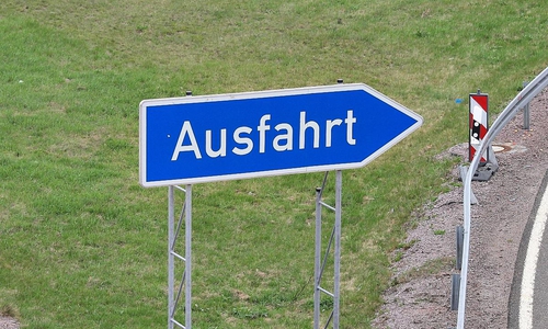 Ausfahrts-Schild an einer Autobahn (Archiv)
