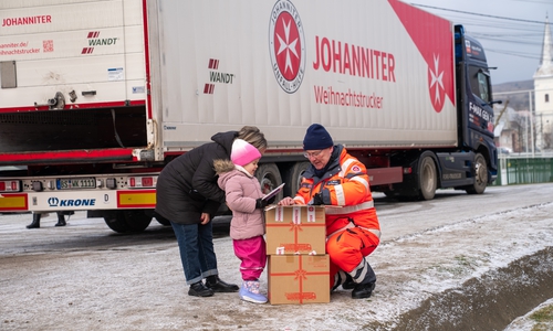 Michael Meyer aus Celle übergibt ein Paket im Schnee. 