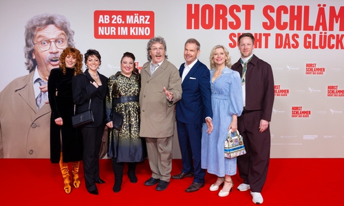 Horst Schlämmer (Mitte) mit weiteren Schauspielern bei der Vorab-Premiere in Hamburg.