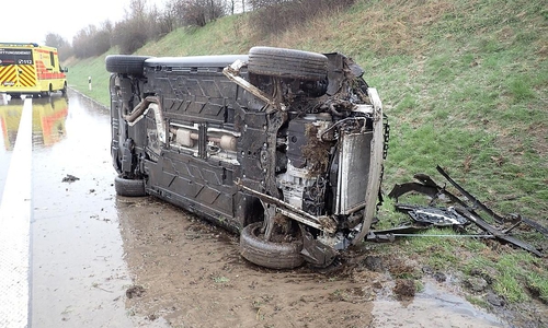 Schwer beschädigter Mercedes nach dem Überschlag (Archiv)