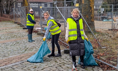 Saubere Stadt im Fokus: Am Wochenende sammelten engagierte Helferinnen und Helfer im gesamten Stadtgebiet Müll. Das Büro der Oberbürgermeisterin Urte Schwerdtner (re.) sammelte unter anderem an der Kaiserpfalz.