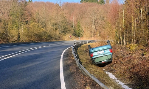 Das Auto blieb auf dem Dach liegen.