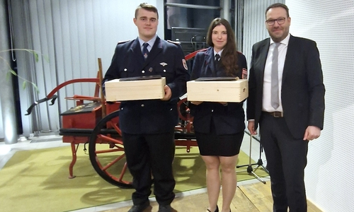 Samtgemeindebürgermeister Gero Janze (re.) gratuliert Nikolas Müller zur Bestätigung als stellvertretender Ortsbrandmeister der Ortsfeuerwehr Rottorf und Christin Bilz zur Ernennung als stellvertretende Ortsbrandmeisterin der Ortsfeuerwehr Ahmstorf.