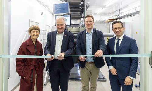 Bei der Einweihung der Batterieforschungsanlage ForBatt an der TU Braunschweig am 6. März 2026: TU-Präsidentin Prof. Angela Ittel, Prof. Arno Kwade, BMFTR-Referent Dr. Stefan Jung und Niedersachsens Wissenschaftsminister Falko Mohrs (v.l.). 