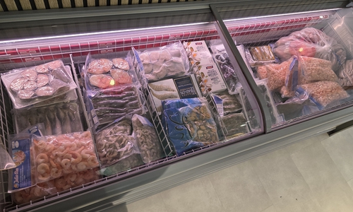 Tiefgekühlte Meeresfrüchte ergänzen das Angebot.