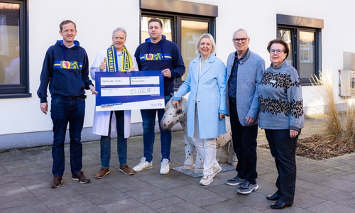 Große Freude bei der Spendenübergabe. V. l. n. r.: Lennart Lühn, Dr. Andreas Beilken, Steffen Ansorge, Helmut Reise, Christine Wolnik und Ulrike Bohle.